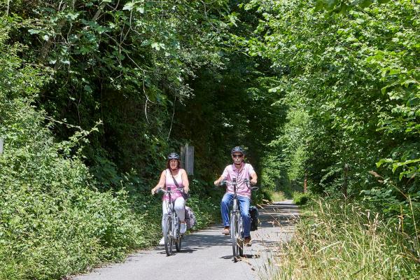 Un hombre y una mujer andando en bicis de paseo